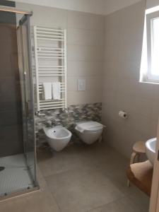 莫诺波利LE RONDINI HOUSE的带淋浴、卫生间和盥洗盆的浴室