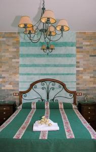 San Pablo de los MontesCasa Rural Cristina III的一张绿色的床,上面有两盘食物