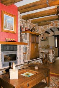 San Pablo de los MontesCasa Rural Cristina III的客厅设有石制壁炉和桌子。
