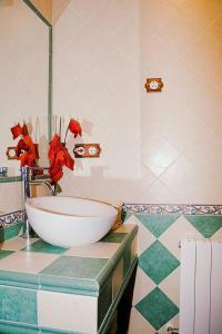 San Pablo de los MontesCasa Rural Cristina III的一个带碗水槽的柜台浴室