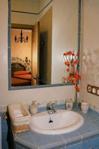 San Pablo de los MontesCasa Rural Cristina III的一间带水槽和大镜子的浴室