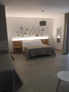 莫诺波利LE RONDINI HOUSE的卧室配有一张墙壁上灯床。