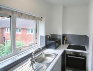 GreenhillSheffield serviced apartment的厨房设有水槽和窗户。