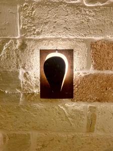 莱切HABITARE Lecce & Salento的砖墙上的灯具,有尿道