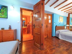 蒙多涅多Casa Bracamonte的一间带两张床的卧室和一个大木门