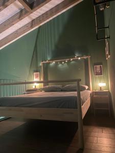 SecchiaSala dell Estate Guest House的一间卧室配有一张灯光床
