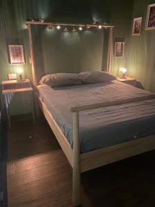 SecchiaSala dell Estate Guest House的一间卧室配有一张大床和灯光