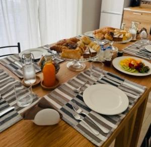 莫诺波利LE RONDINI HOUSE的一张桌子,上面有食物和盘子