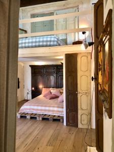 米兰Charming and Design Attic Loft Central Milan in coolest area Navigli Ticinese的一间卧室配有带粉红色枕头的双层床