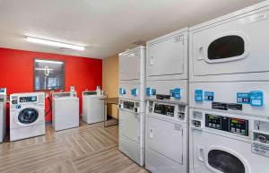 纽波特纽斯Extended Stay America Select Suites - Newport News - Oyster Point的洗衣房配有几台洗衣机和烘干机