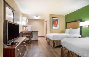 杰克逊Extended Stay America Select Suites - Jackson - North的酒店客房设有两张床和一台平面电视。