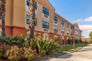 圣地亚哥圣地亚哥酒店圈美国长住酒店的公寓大楼内种植了棕榈树和鲜花