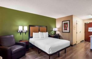 圣地亚哥圣地亚哥酒店圈美国长住酒店的配有一张床和一把椅子的酒店客房