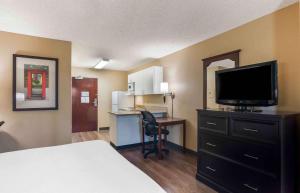 圣地亚哥圣地亚哥酒店圈美国长住酒店的配有一张床和一台平面电视的酒店客房