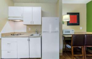 斯科茨美国长住酒店 - 凤凰城 - 斯科茨代尔 - 老城的厨房配有白色橱柜和白色冰箱。