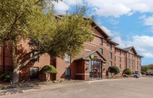 欧文Extended Stay America Select Suites - Dallas - Las Colinas - Meadow Creek Dr的大楼前方的大砖房