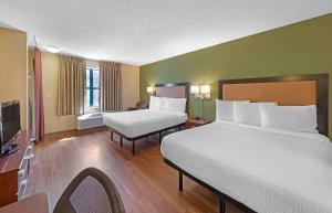 卡森卡森 - 洛杉矶 - 美国长住酒店的酒店客房设有两张床和电视。