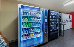 奥兰治亚美利坚长住酒店 - 奥兰治 - 凯特拉大道的装满许多苏打水瓶的自动售货机