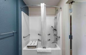 达拉斯达拉斯科伊特路长住酒店的带淋浴和浴缸的浴室