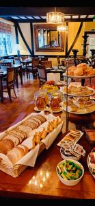 奇平诺顿王冠&靠垫酒店的一张桌子,上面放着许多不同类型的面包和糕点