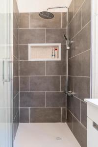里斯本Cozy Haven Retreat的浴室设有灰色瓷砖淋浴。