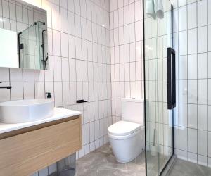 帕拉帕拉乌穆U Suites on Trieste Way的一间带卫生间和玻璃淋浴间的浴室
