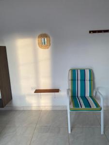 帕洛米诺Casa Guiwa Hostel的椅子和桌子