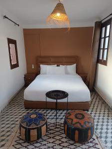 马拉喀什Dar Suncial的一间卧室配有一张带桌子的床
