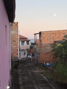 SaubaraCasa laranja cabuçu的两座砖砌建筑之间的小巷