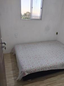 SaubaraCasa laranja cabuçu的窗户客房内的一张床位