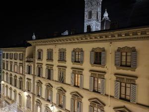 佛罗伦萨壮丽梅塞雷住宿加早餐旅馆的一座大建筑,后面有钟楼