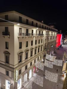 佛罗伦萨壮丽梅塞雷住宿加早餐旅馆的一座白色的大建筑,上面有圣诞灯