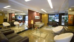 里约热内卢朗多尼亚皇宫酒店的客厅配有沙发和椅子