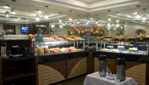 里约热内卢朗多尼亚皇宫酒店的包含多种不同食物的自助餐