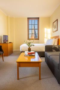 悉尼Sydney Harbour Hotel的客厅配有床和茶几