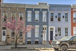 巴尔的摩Baltimore Abode, Walk to Cross Street Market!的停在砖楼前的卡车