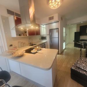 波拉马尔Apartamento Deluxe Isla Margarita - Costa Azul的厨房配有台面和冰箱