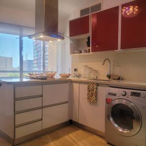 波拉马尔Apartamento Deluxe Isla Margarita - Costa Azul的厨房配有水槽和洗衣机