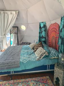 KealakekuaManta Soul Jungle Geodome的帐篷内一间卧室,配有一张床