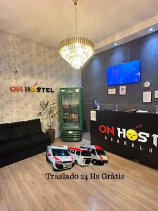 瓜鲁柳斯ON HOSTEL Gru Aeroporto Translado 24 hs的客厅配有两辆玩具车