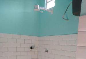 马拉巴Ap. 2 quartos próx. Aeroporto的带淋浴的浴室和蓝色天花板