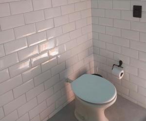 马拉巴Ap. 2 quartos próx. Aeroporto的浴室设有白色卫生间和卫生纸卷
