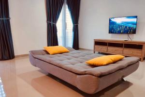 巴淡岛中心Binbaba Homestay - Grand Maganda的带沙发和平面电视的客厅