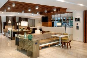 利马利马米拉弗洛雷斯万怡酒店的客厅配有沙发和桌子