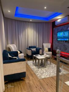 Yanbu Al Bahrشاليه العماريه的带沙发、桌子和电视的客厅
