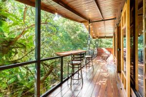 蒙泰韦尔德哥斯达黎加Wildlife Refuge’s Wood Cabin的门廊上摆放着桌椅