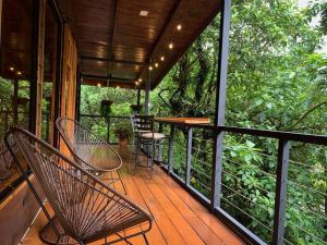Wildlife Refuge’s Wood Cabin的阳台或露台