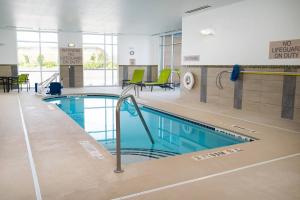 斯波坎SpringHill Suites Spokane Airport的一座带游泳池的大楼内的大型游泳池