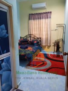Kampong Tanjong GelamMUAZDIANA HOMESTAY di KUALA NERUS, GONG BADAK的卧室配有一张床