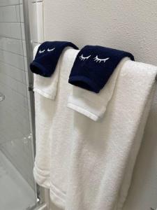 埃尔森特罗The Corner Cottage的浴室毛巾架上的两条毛巾